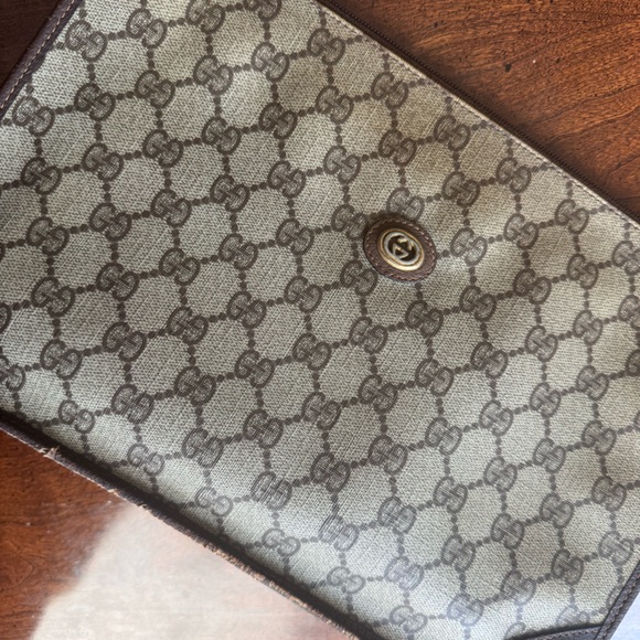 GUCCI Classic Vintage Monogram Clutch. Timeless design. - Picture 2 of 12